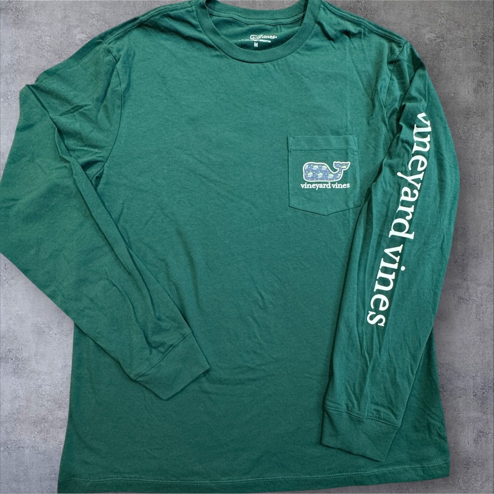 Vineyard Vines EUC Long Sleeve Pocket T-Shirt M Green Graphic Whale‎ Xmas Tree